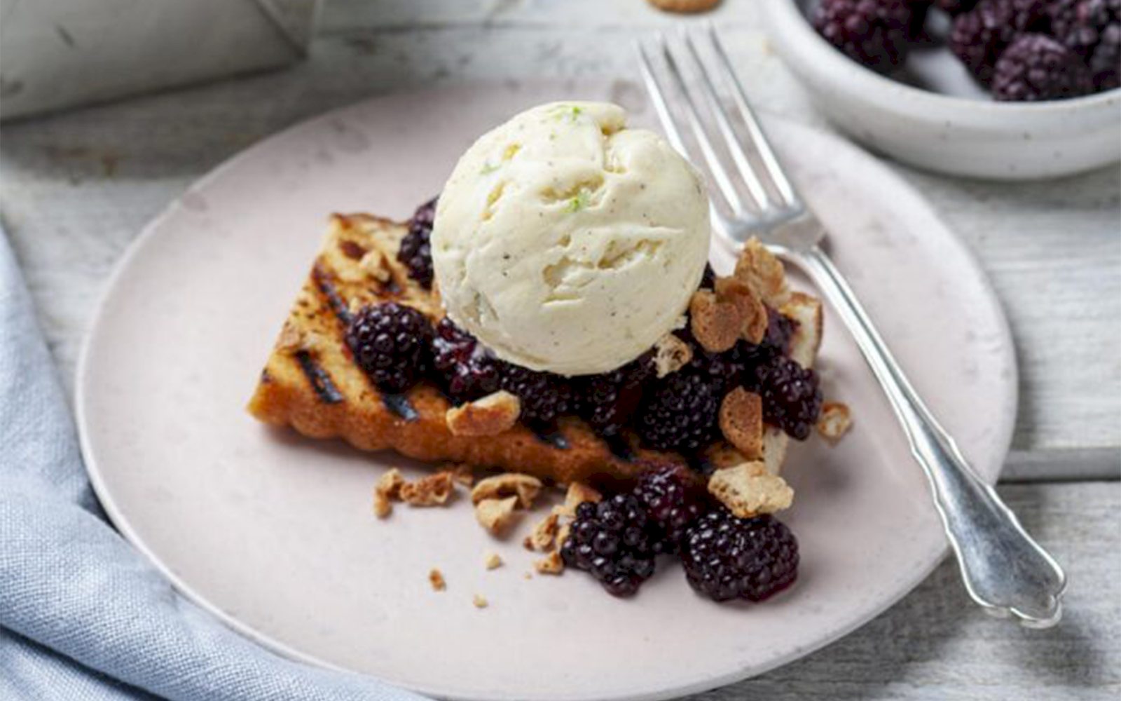 Grillad sockerkaka med färskostglass