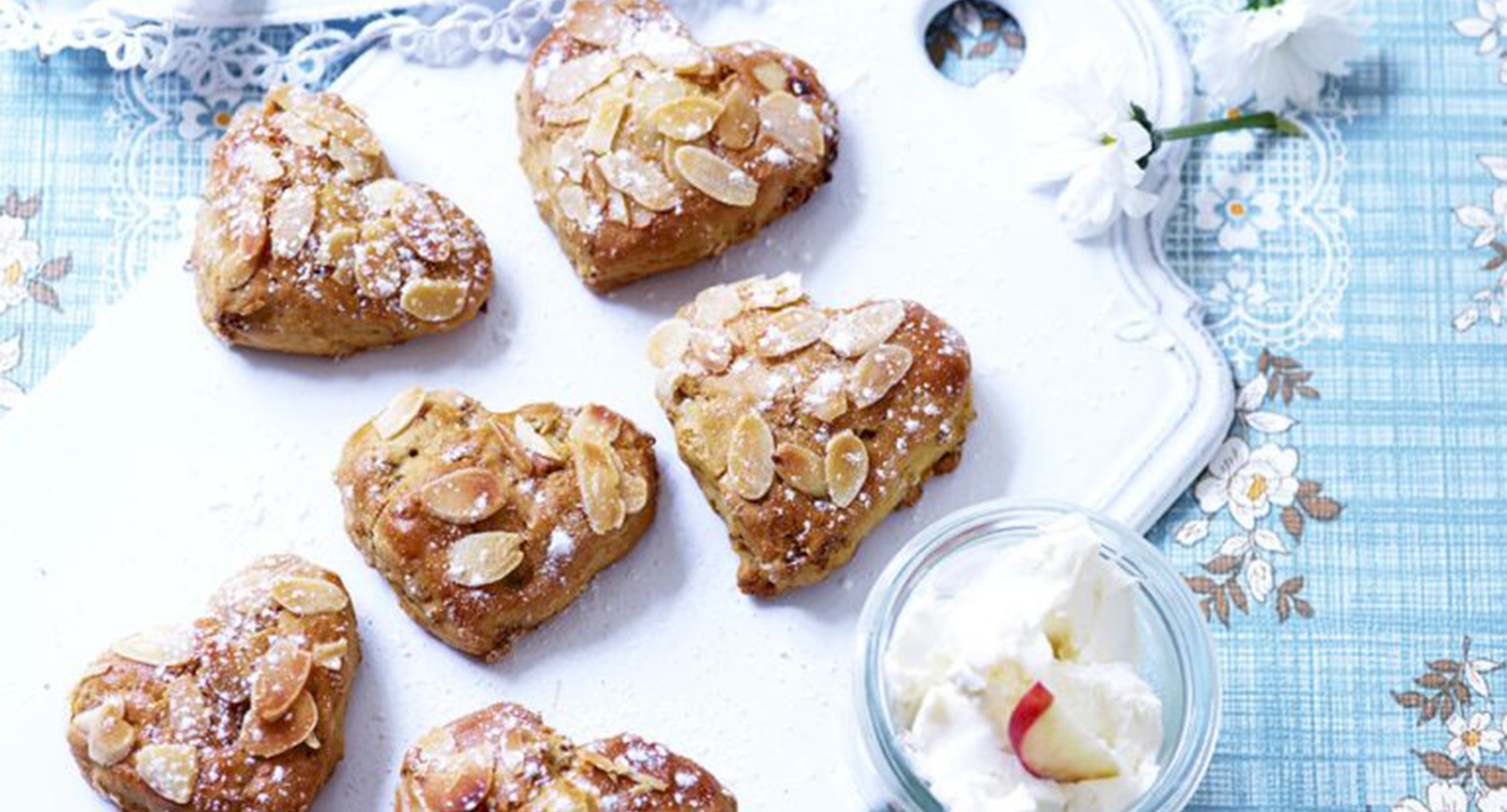 Sconeshjärtan med mandelcrunch