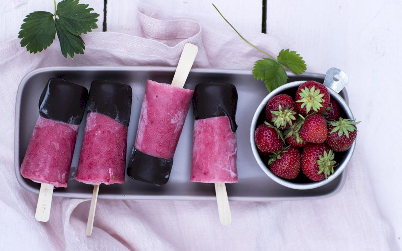 Chokladtoppad jordgubbsglass