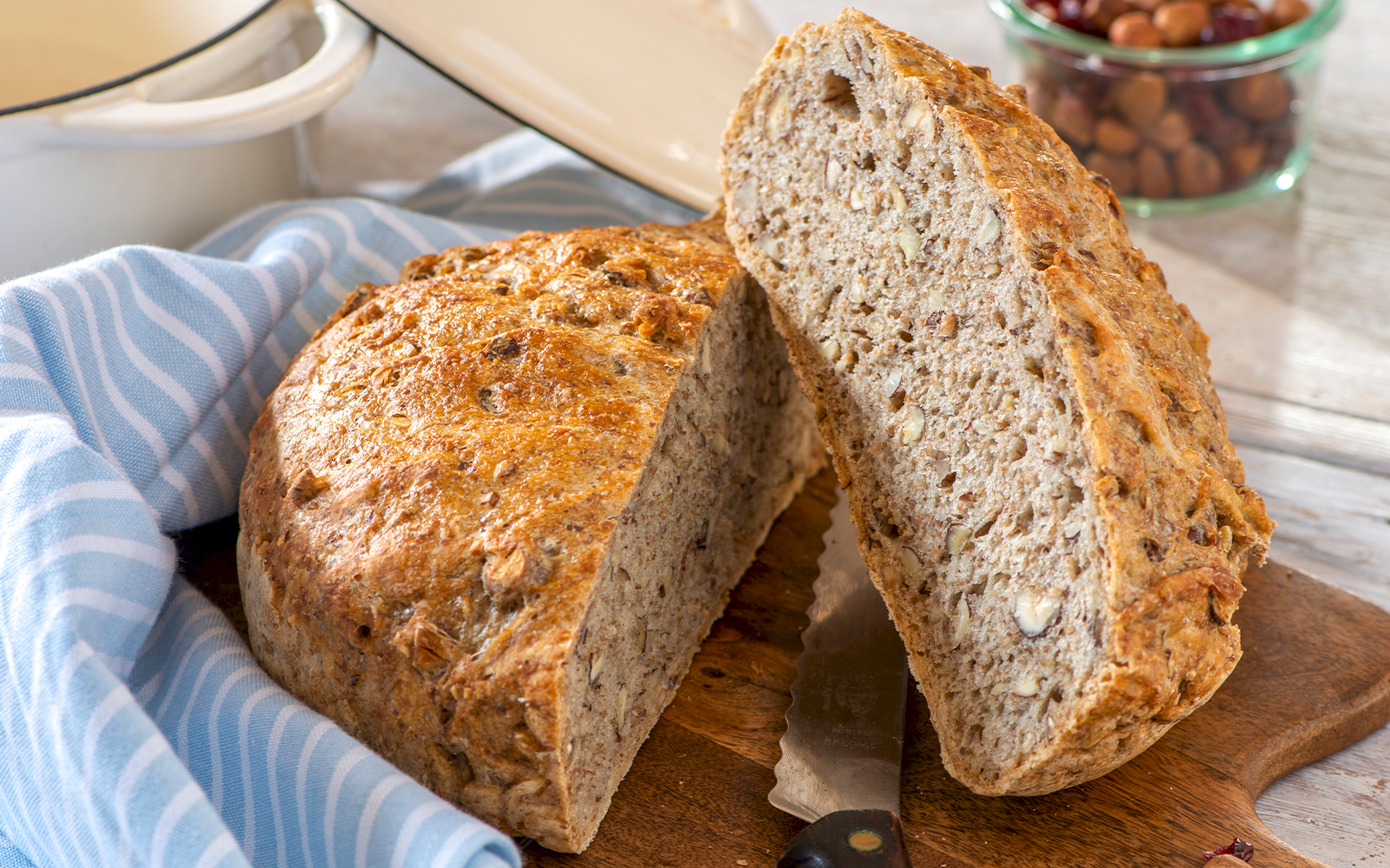 Baka i gryta: Knaprigt bröd med hasselnötter