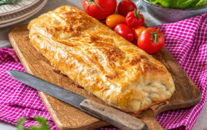 Fylld smördegsrulle med skinka och gräddädelost