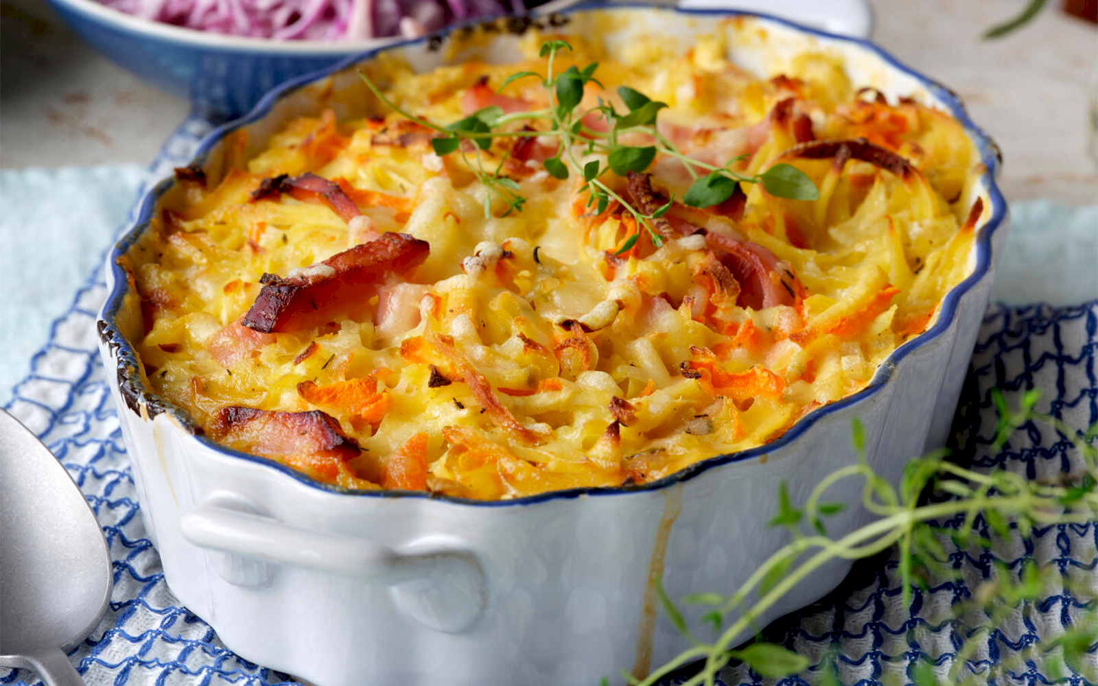 Goda gratängen med rotfrukter, grädde & kassler