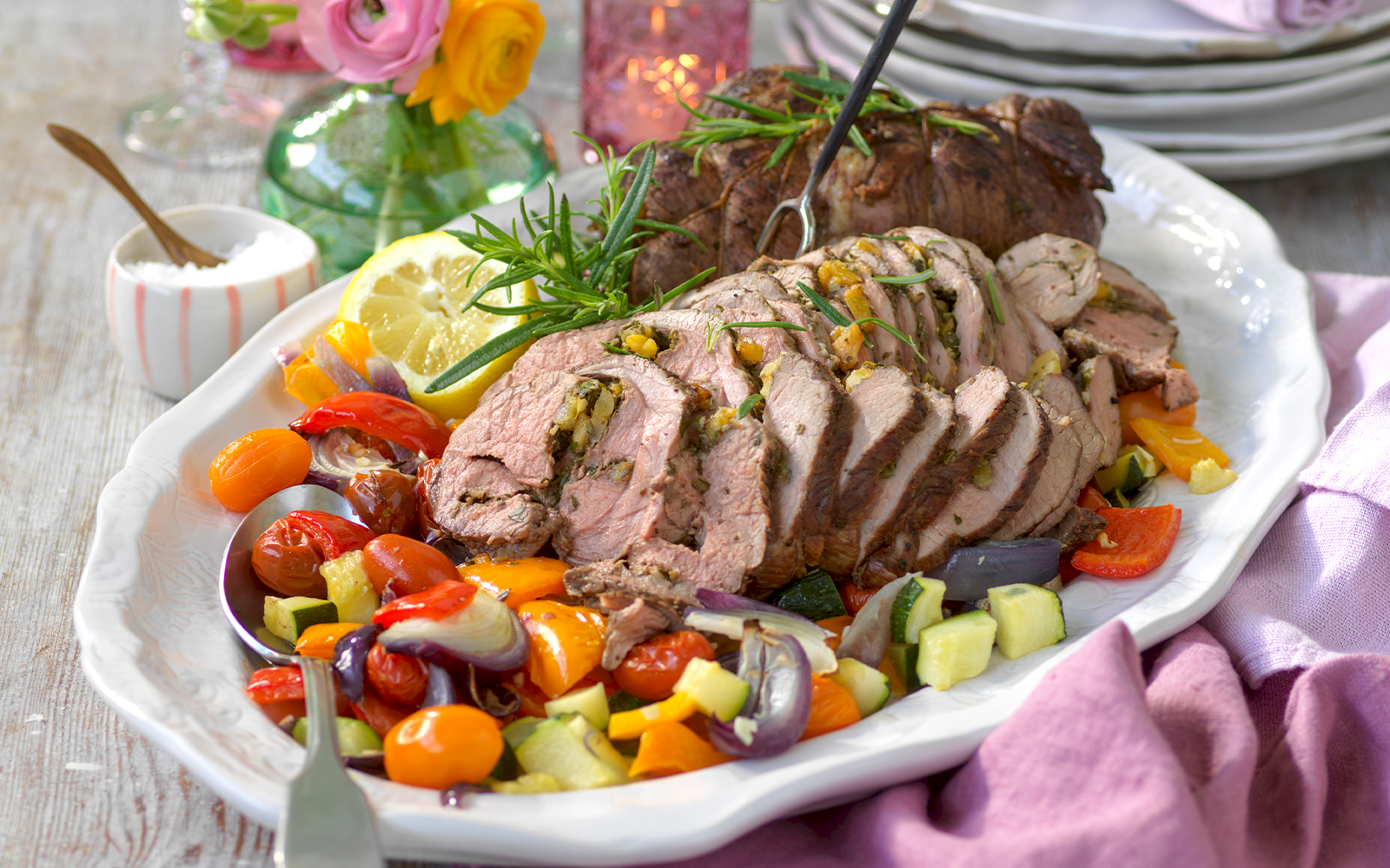 Örtfylld lammstek med ratatouillesallad