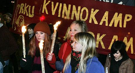 Den 8:e mars är det internationella kvinnodagen. Bilden är från ett fackeltåg på Södermalm 2005. Foto: Claudio Bresciani / SCANPIX