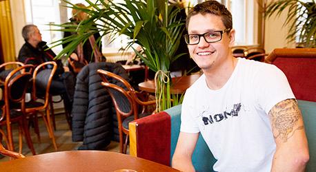 Niklas Karlssons tatuering föreställer en drake som omfamnar en tiger och är en symbol för att man inte ska ge upp, utan kämpa. Foto: Fredrik Persson