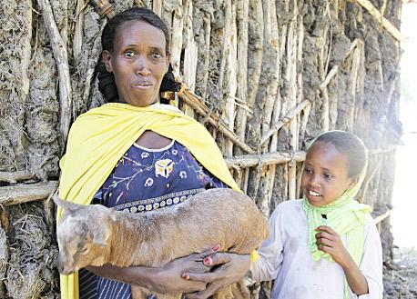 Hawa Hawabda med sin tolvåriga dotter och en av sina getter.