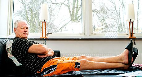 Glenn Hysén i favoritmöbeln, den svarta skinnsoffan. Här ligger han gärna och tittar på tv. Foto: Julia Sjögren