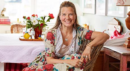 – Receptet för att må bra är att umgås med vänner och familj, säger Emma Hamberg. Foto: Peter Knutson