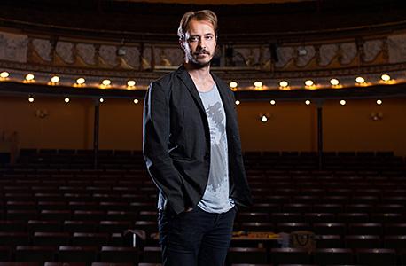 I höst spelar Jonas Karlsson i Ladykillers på Oscarsteatern.– Lokalerna här påminner om Dramaten, jag går fel hela tiden. Foto: Peter Jönsson