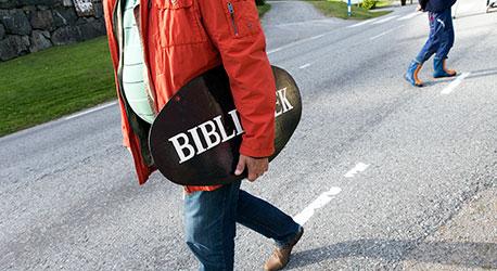 Skylten nedtagen. Men Ramsberg SKA ha ett riktigt bibliotek igen. För att sätta press på beslutsfattarna har tusentals biblioteksböcker tagits i beslag. Foto: Alexander von Sydow