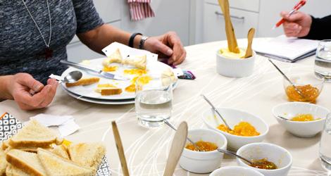 Färg, konsistens, storlek på apelsinskalsbitarna – och givetvis smak bedöms på apelsin-marmeladen av matredaktionen. Foto: Erik Hedman