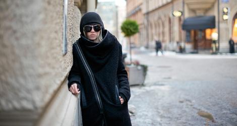 Yohio gömmer sig gärna bakom solglasögon och huva när han går runt i hemstaden Sundsvall. Foto: Petra Berggren