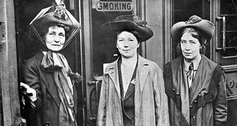 Emmeline Pankhurst med sina döttrar Christabel och Sylvia. Foto: IBL