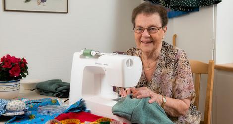 Margit Blomqvist har ett helt yrkesliv bakom sig som sömmerska. Även på sin fritid har hon sytt. "Baka och sy, då mår jag gott", säger hon. Foto: Anna Rehnberg