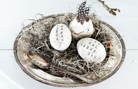 Ett gammalt fat förvandlas snabbt till ett vackert stilleben med urblåsta och dekorerade ägg. Foto: Bli studio