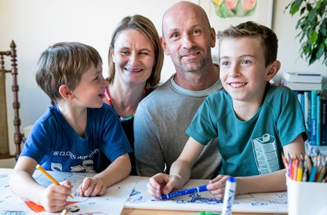 Familjen Rydén har tillsammans kommit fram till hur mycket skärmtid sönerna ska ha. Ville och August får sitta hur länge de vill på tisdagar och fredagar, men de brukar ändå tröttna efter en timme. Foto: André de Loisted