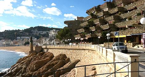 Fixa en billig drömsemester genom att byta hem med en annan familj. Biljetten får du dock stå för själv.