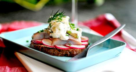 Matjessill är ett måste på midsommarbordet. Foto Erik Mårtensson / TT