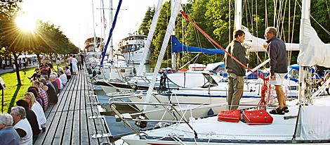 Båtarna trängs längs med Göta kanal i Söderköping.