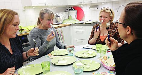 Smaktest av fetaost. Foto: Erik Hedman