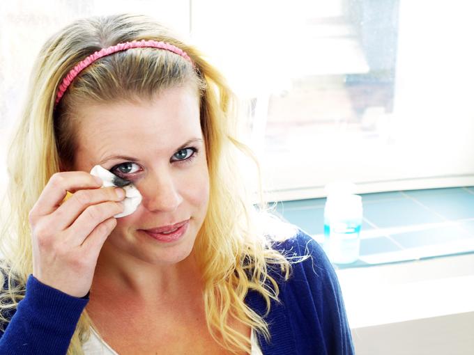 Icakurirens medarbetare Anna Lundkvist testar olika removers för att ta bort vattenfast mascara. Foto: Erik Hedman
