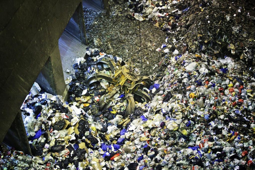 Avfallsmängderna skenar. Om utvecklingen fortsätter kan det ta knäcken på återvinningssystemet. Foto: Sören Andersson