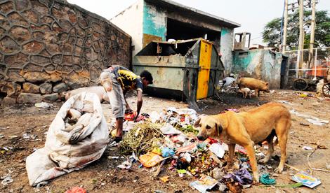 Han letar mat bland soporna. Slumområdet i New Dehli är bara ett exempel på den extrema fattigdomen i världen. Foto: Alloverpress