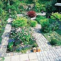 Som tavlor på en vägg pryder odlingsrutorna den stenlagda trädgården.Foto: Susanne Almers