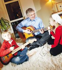 Pappa Thomas jammar med Filip och Kajsa.