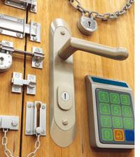 Bra lås på dörrar och god grannsamverkan är bästa sättet att stoppa tjuven, enligt Jan Peter Alm, säkerhetsinformatör på Svenska Stöldskyddsföreningen..Foto: Ktsimages/Stockphoto.com