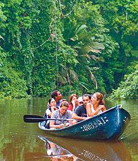 För djur- och naturälskare finns knappast ett ljuvligare ställe än Costa Rica. Här glider vi fram på vattendraget genom Tortugueros djungel.Foto: Andreas Strömberg