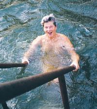 Ett snabbt dopp i det dryga fem grader varma vattnet.Foto: Helena Joelsson