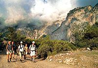 Redan den första dagen tar man sig högt upp bland Taurusbergen. Lykienleden går oftast på smala stigar, men ibland på grusiga småvägar.Alla fotografier: Jörgen Vikström