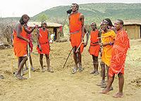 Masaierna visar stridsdanser i sin by.Foto: Andreas STrömberg