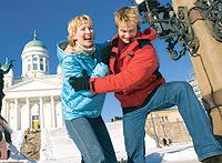 Flanera längs gatorna i Helsingfors. Domkyrkan i solsken är en mäktig syn.Foto: Finska turistbyrån
