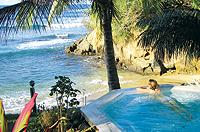 På ekohotellet Footprints har man vacker utsikt över havet när man simmar i poolen.