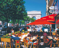 Vila fötterna på ett utekafé på Champs-Élysées i gott sällskap med Triumfbågen.Foto: Scanpix