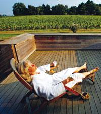 Reportern Hélène Lundgren tar igen sig med rödvinste och färska druvor i väntan på sitt bad.Foto: Roger Shederin