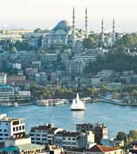 En båttur på Bosporen är det bästa sättet att se den minarettaggiga staden.Foto: Johan Almblad