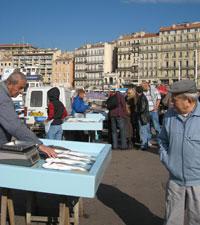 I Marseille doftar det mat överallt. Ostron säljs i stånd längs med gatorna och på fiskmarknaden sprattlar nyfångad fisk varje morgon.Foto: Ingrid Wikholm