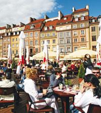 Marknadstorget, Rynek Starego Miasta, i återuppbyggda Gamla stan lockar många turister.Foto: Hèléne Lundgren