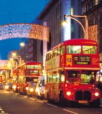 Oxford Street är centrum för Londons julhandel. Här ligger flera stora varuhus, bland annat omtyckta Selfridges.