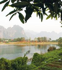 Halvvägs mellan Vientiane och Luang Prabang ligger backpackerparadiset Vang Vieng med vacker natur och många äventyr.