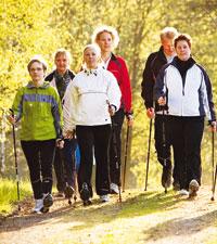 Det är skönt och omväxlande att gåmed i stavar.Foto: Sören Andersson