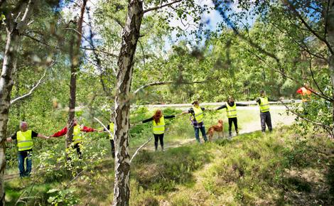 Missing People ordnade skallgång i området Stenungsön och Källön utanför Stenungsund för att försöka hitta försvunne Jacob Thorén från Göteborg. Foto: Scanpix