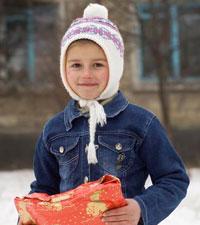 En flicka i Moldavien har fått julklapp från en jämnårig i Sverige.Foto: Hans-Jörgen Ramstedt