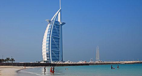 Lyxhotellet Burj Al Arabs arkitektur har inspirerats av seglet på en dhow, en traditionell arabisk båt.