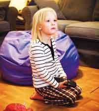 I dag lever femåriga Alva i stort sett samma liv som sina jämnåriga kompisar. Hon behöver bara ta en blodförtunnande medicin.Foto: Kalle Assbring