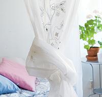 Med skira gardinvåder höjs romantiktemperaturen i sovrummet ett par snäpp. Gardinvåd med brodyr och glittrande paljetter, 299 kr, Indiska.