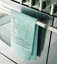 Skriv ut favoritrecepten som kökshandduk. Texten måste spegelvändas i datorn före utskrift. Tyg från Stoff & Stil.Foto: Anna Jeppsson